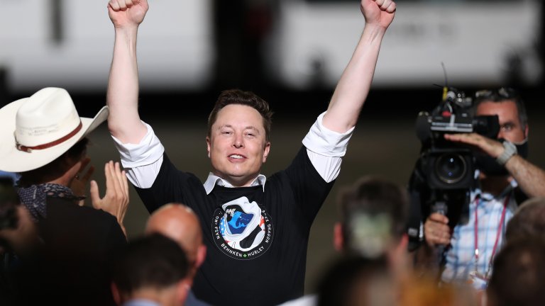 Илон Мъск
Визионер и предприемач, Мъск някога натрупа състояние чрез продажбата на софтуерната компания Zip2,  а след това бе сред основателите и на Paypal. Сега богатството му се трупа от компанията за космически изследвания SpaceX, която се оценява на 36 млрд. долара, както, разбира се, и от дела му в иновативния автомобилен производител Tesla, където той е изпълнителен директор. 
В случая ръстът в личното състояние на иноватора не идва като следствие на пандемията и кризата, а от увеличението на пазарната стойност на Tesla. Това логично доведе и до увеличение на богатството Мъск, което вече се оценява на 132 млрд. долара.