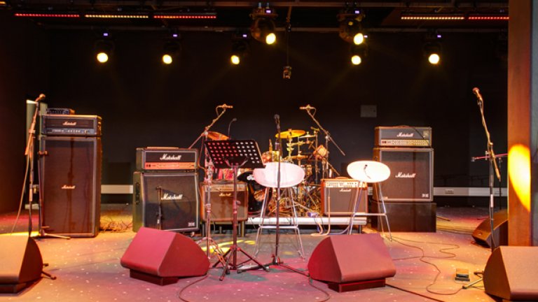 В петък и събота не се предвижда музика на живо и ще се залага на диджейски партита