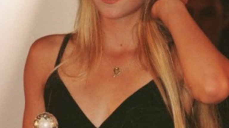 1996 - Рускинята позира с трофея от световното първенство за девойки по време на гала вечер в Париж