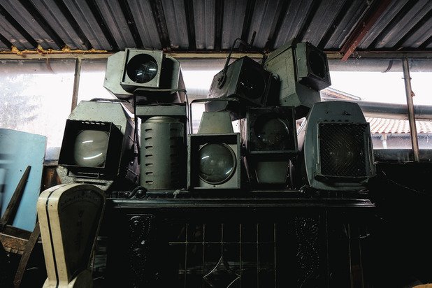 Cabinets of Wisdom е експериментална изложба, която представя български мъдрости в нови, неочаквани форми и превръща интерпретацията на националните ни ценности в цялостно изживяване.

