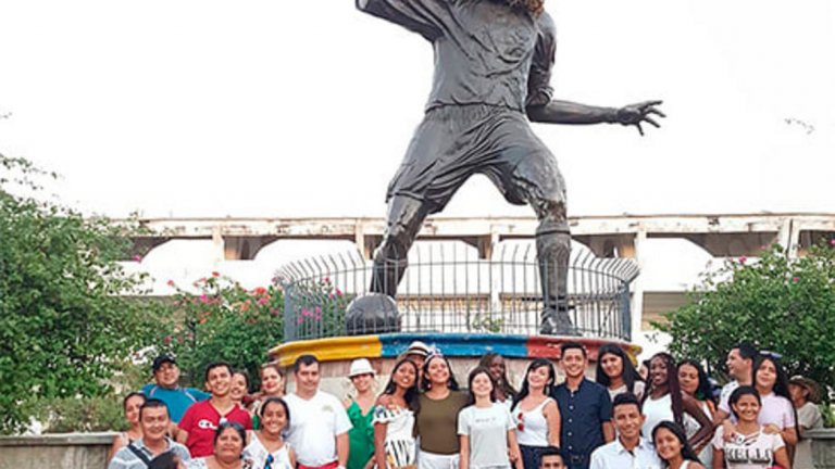 През 2002-ра в родния град на Валдерама Санта Марта бе издигната 7-метрова бронзова статуя на колумбиеца. Намира се в покрайнините на града, до стадиона, където играе младият Карлос.