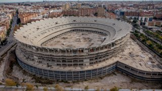 Как "най-хубавият стадион в света" изгни, преди да е завършен