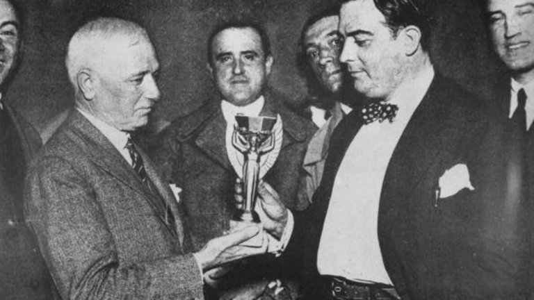 След победата на финала на Мондиал 1930 с 4:2 над Аржентина президентът на ФИФА Жюл Риме връчва световната купа на боса на уругвайския футбол Раул Худ.