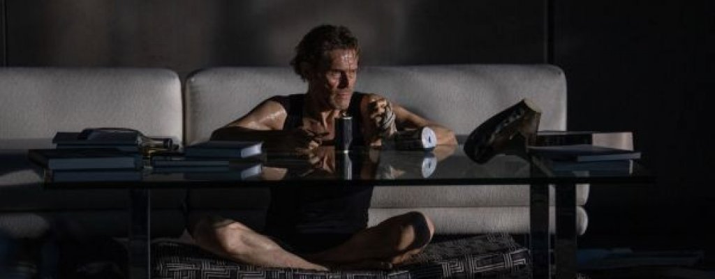 “В капан”
Германо-белгийската драма се фокусира върху живота на Немо (Уилям Дефо) - професионален крадец на произведения на изкуството. Той е абсолютен “гений” в своята област, успявал да се измъкне незабелязано след десетки обири.
Но когато набелязва дома на поредната си жертва, се случва нещо непредвидено - колекционерът разполага с тиха охранителна система, която моментално се задейства и заключва всички входове и изходи. Попаднал в безизходното положение, Немо става затворник, който копнее да бъде хванат на местопрестъплението.