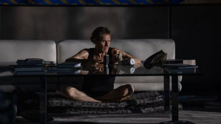 “В капан”
Германо-белгийската драма се фокусира върху живота на Немо (Уилям Дефо) - професионален крадец на произведения на изкуството. Той е абсолютен “гений” в своята област, успявал да се измъкне незабелязано след десетки обири.
Но когато набелязва дома на поредната си жертва, се случва нещо непредвидено - колекционерът разполага с тиха охранителна система, която моментално се задейства и заключва всички входове и изходи. Попаднал в безизходното положение, Немо става затворник, който копнее да бъде хванат на местопрестъплението.