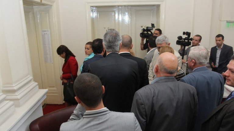 Депутатите чакат на опашка, за да гласуват за избора на нов омбудсман