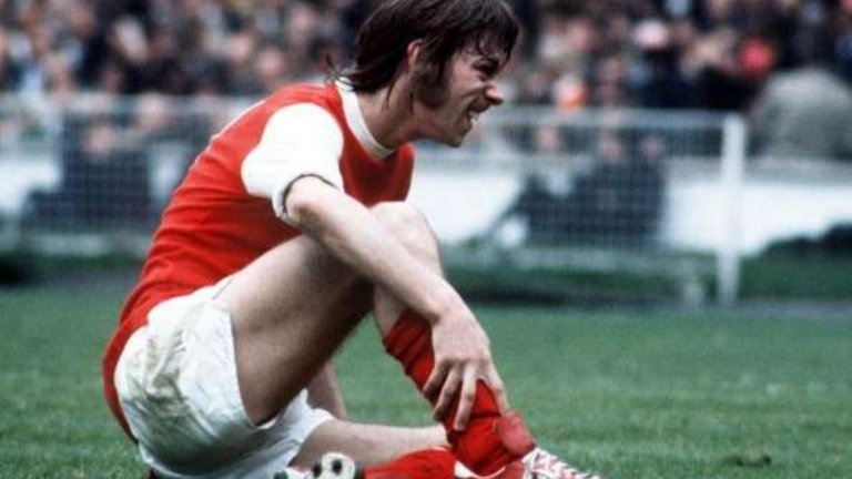 Чарли Джордж: Реже си пръст с косачка
Легендата на Арсенал е от старата школа и сам поддържа градината си. При инцидент с косачка обаче отрязва едини си пръст. "Повече не ми позволиха да изпълнявам тъчове", шегува се Джордж.