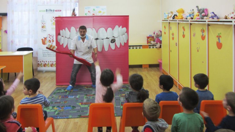 След като доктор Зъбчев спечели симпатиите на малчуганите, при тях дойде и истински стоматолог, който ги прегледа и определи техния зъбен статус