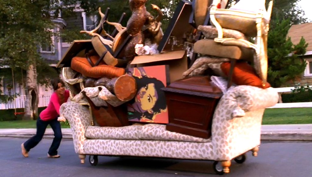 Сцената, когато Габи трябваше да скрие всичките мебели от къщата,  за да не им ги вземат. Те отидоха при Бри, която съвсем не очакваше домът й да се превърне в подобие на френски будоар. Друга нашата любима сцена.