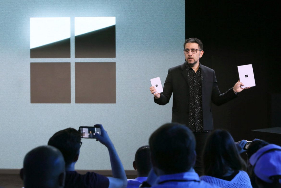 Панос Панай от Microsoft представя Surface Duo и новият таблет Surface Neo, който също е с два екрана.