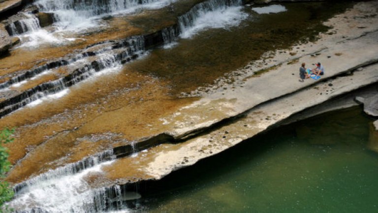 Водопадът Куминс (Cummins Falls)в Тенеси, САЩ примамва с мащаба и спокойствието си