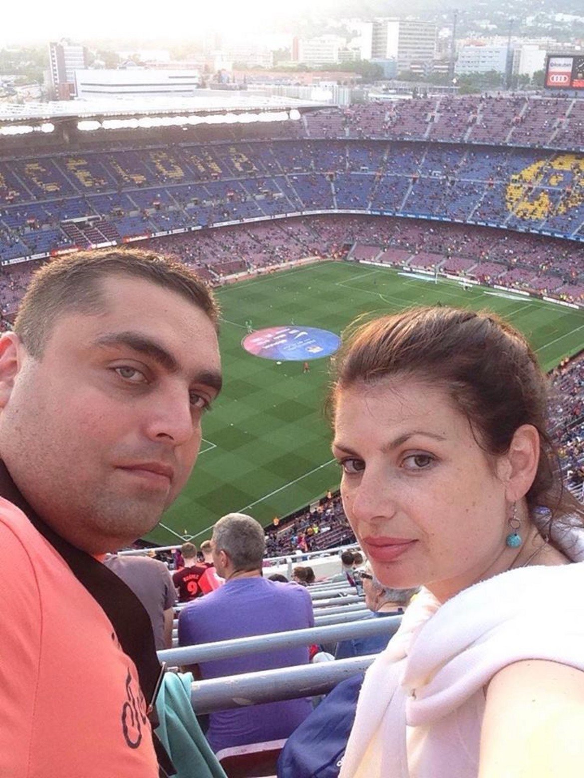 Николай Димитров със съпругата му - Славомира, на "Камп Ноу", осъществявайки дългогодишната мечта да гледа мач на Барселона на живо