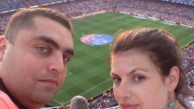 Николай Димитров със съпругата му - Славомира, на "Камп Ноу", осъществявайки дългогодишната мечта да гледа мач на Барселона на живо