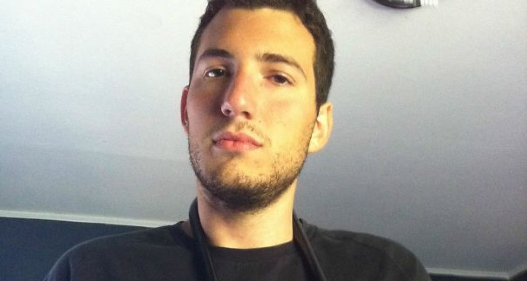 Съквартирантите му решили да се пошегуват, като го заключили и взели ключа със себе си, а той има среща за интервю след час...