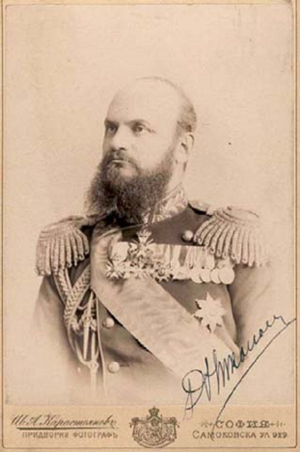 Данаил Николаев е майор от Източнорумелийската милиция. Като командващ голяма на част от милицията по време на военни маневри, на 6 септември 1885 г. отстранява главния управител на Източна Румелия, с което осигурява осъществяването на Съединението на Княжество България и Източна Румелия. На същия ден е издадена прокламация на БТЦРК за създаване на временно правителство на Източна Румелия. В него е включен и майор Николаев. Заема длъжността главнокомандващ Източнорумелийската милиция. През Сръбско-българската война командва Източния корпус, а при контранастъплението на българската армия, след боевете при Сливница (5–7 ноември 1885 г.) – Западния корпус. Командва настъпление към Цариброд и Пирот. След края на войната е награден с Орден "За храброст" II степен и повишен в звание полковник, като по този начин става първият полковник от българската армия.