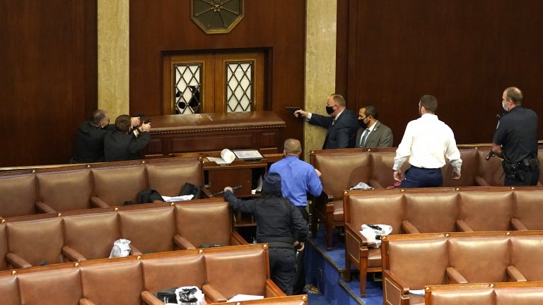 Хаос и сблъсъци: Хора на Тръмп щурмуваха заседанието на Конгреса