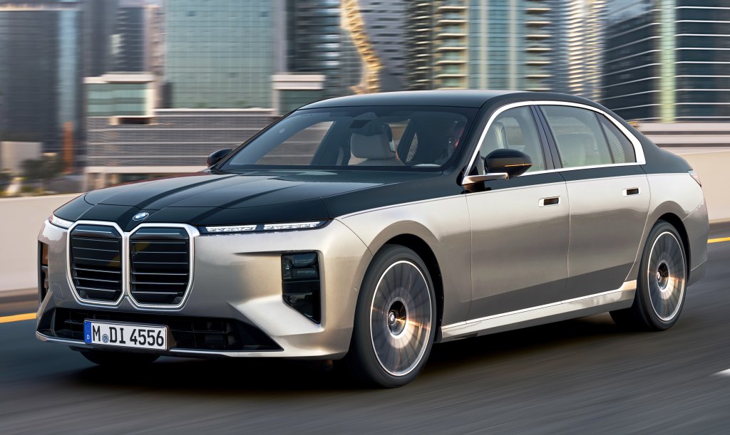 BMW i7Заедно с големия пробег с едно зареждане – до 500 километра – от BMW предлагат безпрецедентно обезшумено купе и нов тип седалки, с които шофьорът и пътниците да се чувстват максимално удобно. С бързо зареждане зарядът скача от 10 до 80 процента за 35 минути.