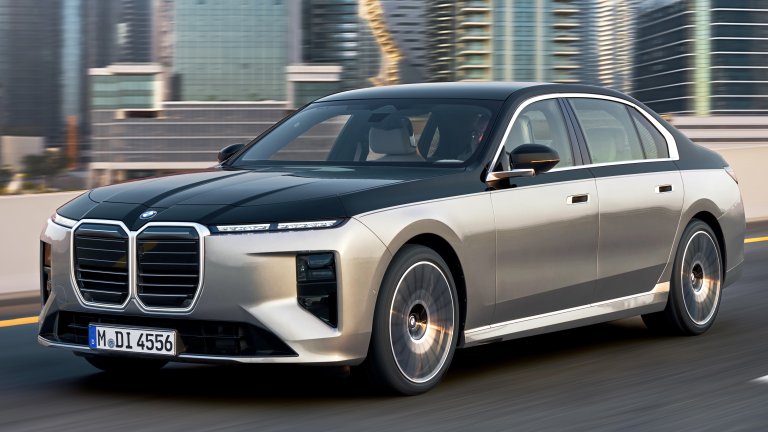 BMW i7Заедно с големия пробег с едно зареждане – до 500 километра – от BMW предлагат безпрецедентно обезшумено купе и нов тип седалки, с които шофьорът и пътниците да се чувстват максимално удобно. С бързо зареждане зарядът скача от 10 до 80 процента за 35 минути.