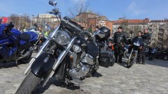 Стотици мотористи и рокери се събраха в 10 часа пред храм-паметник "Ал. Невски", за за да открият мотосезон 2016. 