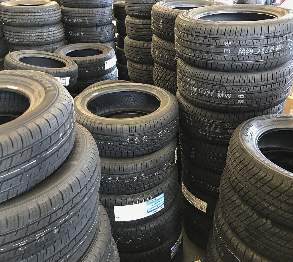 1024px-Assorted_stacked_automotive_tires