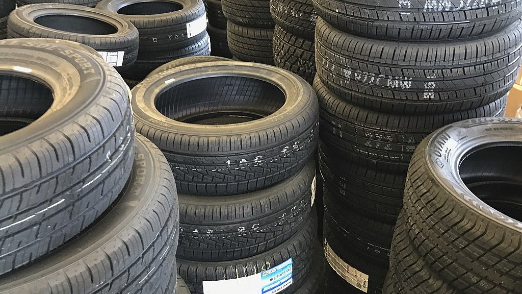 1024px-Assorted_stacked_automotive_tires