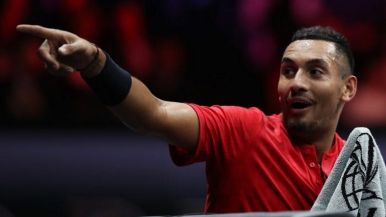 Тази готина мацка ме разсея и загубих
За да останем на подобна вълна, ще припомним един случай от съвсем скоро. По време на загубата от Роджър Федерер на Laver Cup миналия месец Кирьос се оправда за поражението с "готина мацка в публиката, която го е разсейвала". "Загубих концентрация. Тя беше наистина много, много гадже. Бих се оженил за нея веднага. На момента!", заяви Ник. По-късно се оттегли от надпреварата заради контузия и все още не се е оженил за въпросното момиче.