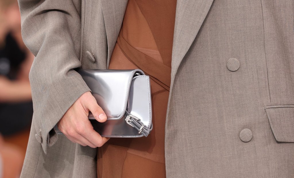 Лъскави материи
Златно, сребърно, метално... Всичко, което блести, ще превзема чантите за есен/зима 2023. Любимият акцент на свраките изпъкна на последните дизайнерски ревюта, като съветът е да го съчетавате премерено. С едноцветни дрехи в класически нюанси.