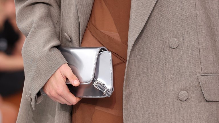 Лъскави материи
Златно, сребърно, метално... Всичко, което блести, ще превзема чантите за есен/зима 2023. Любимият акцент на свраките изпъкна на последните дизайнерски ревюта, като съветът е да го съчетавате премерено. С едноцветни дрехи в класически нюанси.