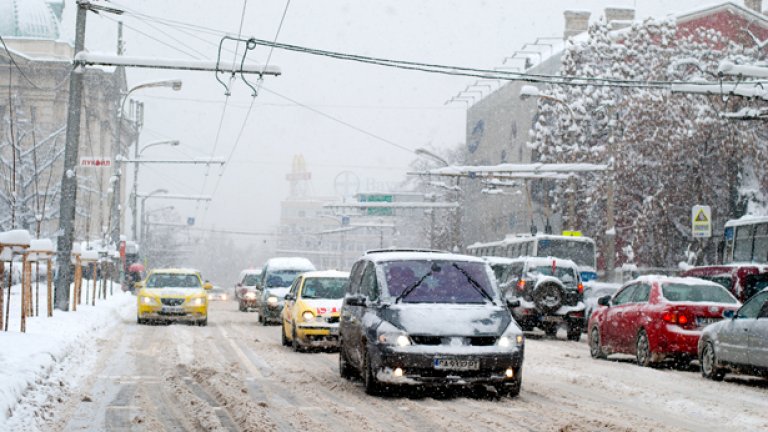 Засега положението в София, където снегът е малко, е под контрол