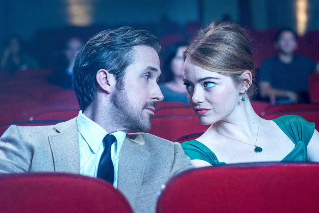 La La Land Романтичният мюзикъл на Деймиън Шазел, който срещна джаз пианиста Себастиан и кофи шоп сервитьорката Миа по пътя към холивудските им мечти, е сигурно един от най-красивите филми, правени изобщо. Химията между Райън Гослинг и Ема Стоун е в състояние да пробие телевизионния екран, двамата са изящни като порцеланови статуетки, а саундтракът на мюзикъла е блаженство за изморения ни от неприятни новини слух.