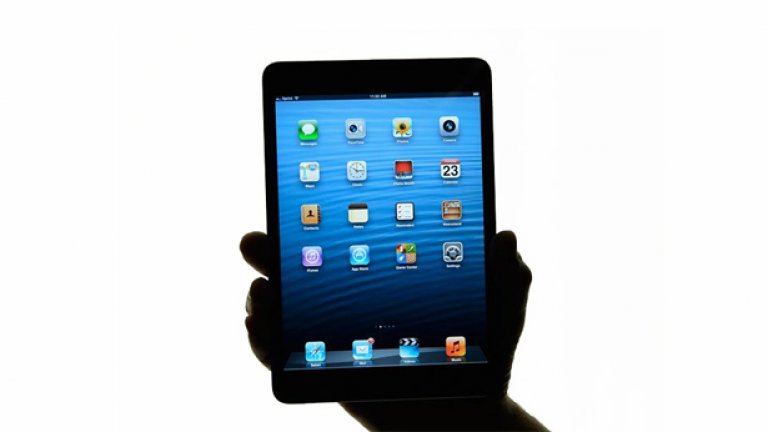  Apple iPad mini  

 Наречете го синдрома на Златокоска. Хората обичат смартфоните им да са по-големи, но за сметка на това искат таблетите им да са по-малки. iPad mini изглежда идеален за потребителите на Yahoo, според които 7-инчовият таблет на Apple е петата по популярност технологична джаджа през 2014 г. 
 Миналия октомври Apple представиха новия mini 3, който включва и Touch ID скенер за пръстови отпечатъци, за първи път въведен в iPhone 5, и който работи с безконтактната разплащателна система Apple Pay. 
 А, и освен това фирмата свали цената на иначе не чак толкова различния iPad mini 2 на $300. Ако малкото е красиво, то малкото и евтиното е още по-добро.