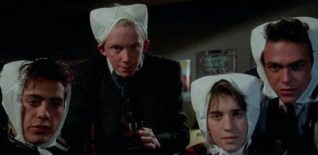 "Нечиста наука" (1985 г.)
Няколко от задръстеняците в училище се вдъхновяват от филм за чудовището на Франкенщайн и решават сами да създадат момичето на мечтите си с помощта на компютър и кукла Барби.
Това е най-близкото нещо до 3D принтер, до което се доближава киното през 80-те. А днес живеем във време, в което учени работят по създаване на кожа, която да се използва при пациенти с изгаряния например, с помощта именно на такива принтери.