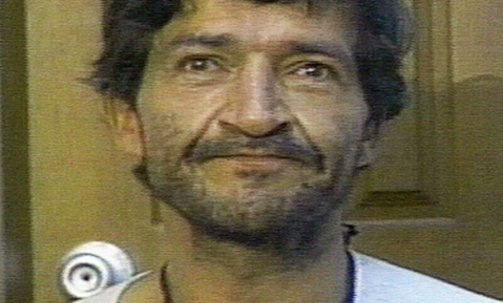 2. Педро Лопез

Колумбиецът Педро Лопез ("Чудовището от Андите") е обвинен за убийството и изнасилването на повече от 300 момичета в Колумбия, Перу и Еквадор, основно от индиански произход. Когато е арестуван, той признава за 103 случая. През 1980-та Лопез завежда полицията до 53 гроба в Еквадор, в които има по няколко трупа, всичките на момичета между 9 и 12 години. 

През 1998-ма Педро е пуснат от психиатрията заради добро поведение, но след това е прибран отново през 2002-ра, когато се открива, че е виновен за още едно убийство.