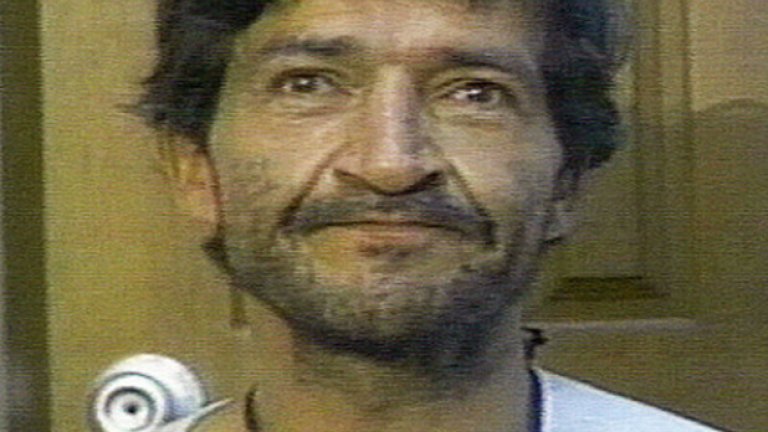 2. Педро Лопез

Колумбиецът Педро Лопез ("Чудовището от Андите") е обвинен за убийството и изнасилването на повече от 300 момичета в Колумбия, Перу и Еквадор, основно от индиански произход. Когато е арестуван, той признава за 103 случая. През 1980-та Лопез завежда полицията до 53 гроба в Еквадор, в които има по няколко трупа, всичките на момичета между 9 и 12 години. 

През 1998-ма Педро е пуснат от психиатрията заради добро поведение, но след това е прибран отново през 2002-ра, когато се открива, че е виновен за още едно убийство.