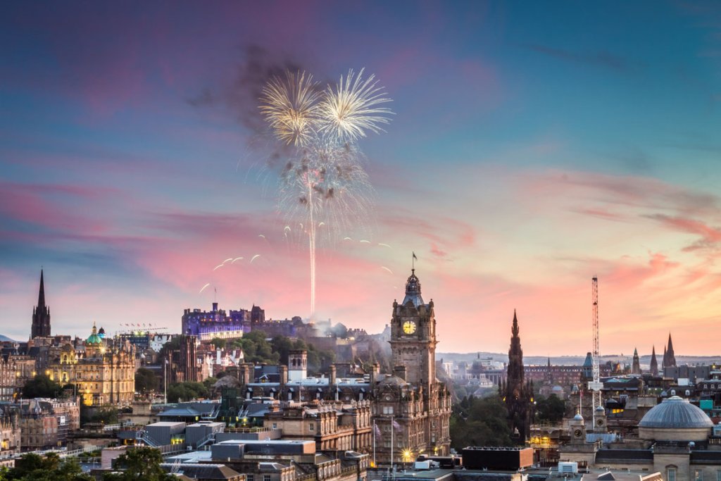 Единбург, Шотландия.
Къде? Princes Street в сърцето на Единбург
Защо? Хогманай, както го наричат в Единбург, е от най-грандиозните празненства по случай Нова година в света. Купонът започва още на 30 декември с Шествието на Факела. Присъединете се към х