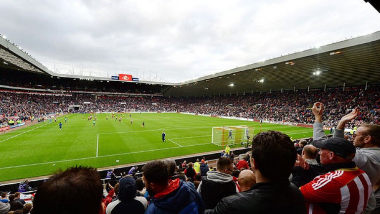 15. Съндърланд
В последно време на "Stadium of light" се забелязват все по-голям брой празни седалки, което илюстрира и унилата атмосфера по време на мачовете.
Все пак домът на "черните котки" помни и вечери, в които енергията е била на нивото на силен рок концерт. Може би енергията, от която се нуждаят феновете, ще дойде с резултатите, които сега отсъстват.