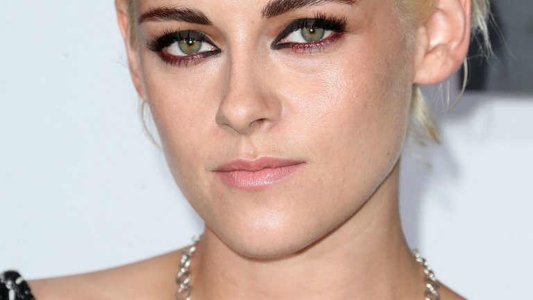 Кристен Стюарт 
Кристен става известна с поредицата "Здрач", без която едва ли щеше да бъде толкова популярна. Тя като че ли се чувства неловко в почти всяка сцена във всеки филм, в който участва, а изражението на лицето й остава непроменено. 
Когато я избраха за ролята й на Снежанка в "Снежанка и ловецът", бяхме искрено учудени, защото се наложи да изиграе жена, толкова красива външно и вътрешно, че да промени света. От списание "Variety" определят ролята й като толкова лоша, че чак е забавна. 
Това не е първият път, когато изборът на Кристен за главната роля е по-скоро грешен. Можем да добавим "Щуротии в лунапарка" и антиутопията "Равни".