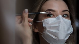 Сега е моментът за по-смели експерименти и грим, който да остане върху лицето през целия ден