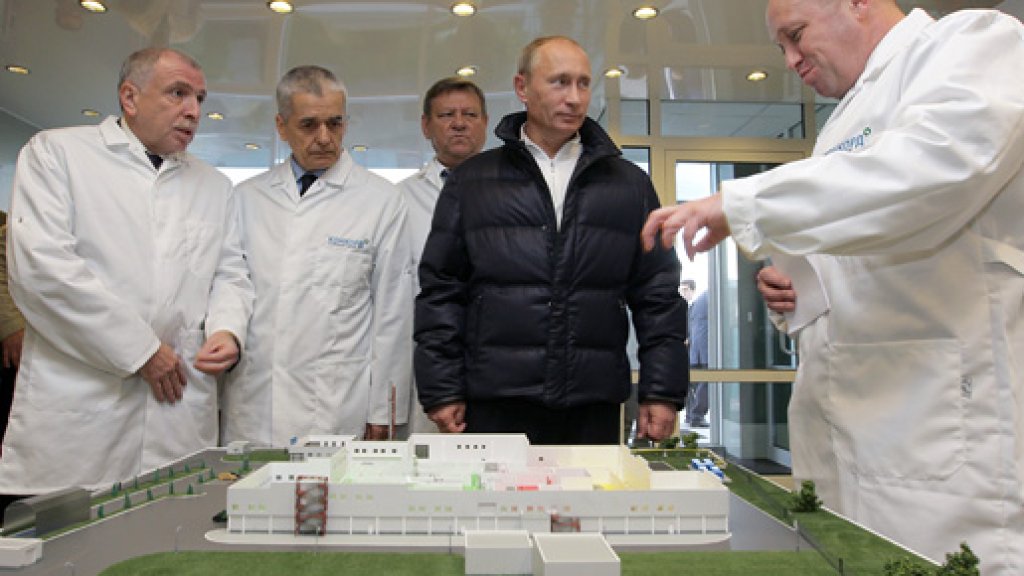 Vladimir_Putin_tours_Yevgeny_Prigozhin's_Concord_food_catering_factory_01