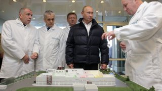 Vladimir_Putin_tours_Yevgeny_Prigozhin's_Concord_food_catering_factory_01