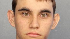 19-годишният Никoлъс Круз застреля 17 души, повечето от които деца. Но дори този пореден случай на масова стрелба в САЩ, при това в училище, едва ли ще промени любовта на много американци към оръжията.