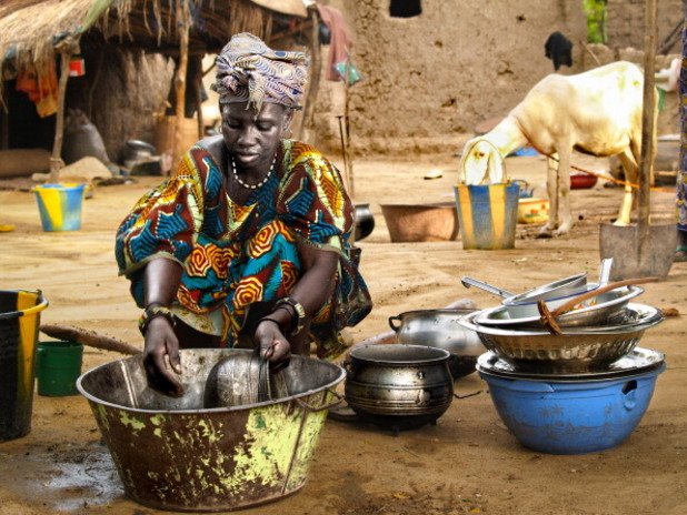  5. Мали  
 Съотношение на доходите мъже/жени: 0.41 (23 място)
 Участие в трудовия пазар (м/ж): 82% / 52%
 Грамотност (м/ж): 43% / 25%
 Процент на жените в парламента: 10%

 В Мали има някои от най-тежките разлики между мъжете и жените в областта на образованието и здравните грижи. Сред причините за това е ниската грамотност сред жените (само 25%) и ниското ниво на постъпване в основно училище (64%), в които страната е на едно от последните места в света.  Жените в Мали имат и средна продължителност на живота около 48 години - сред най-ниските в света. Това е и една от само три държави в света, където продължителността на живот на здравите жени е по-ниска от тази на мъжете. 
 През 2012 г. религиозни екстремисти за кратко превзеха голяма част от северните региони на Мали, и я контролираха, докато не бяха изтласкани от френска интервенция. 
 През времето, в което тези групи са окупирали въпросните региони, те са обвинявани в многобройни зверства и нарушения на правата на жените.