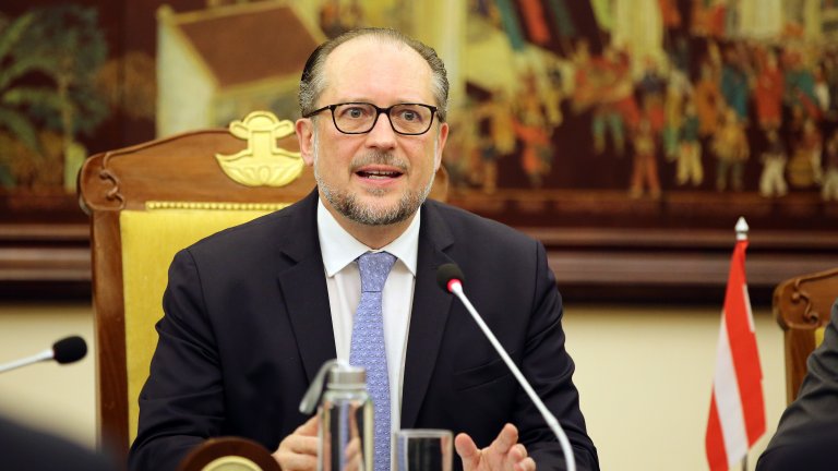 Външният министър Александър Шаленберг е недоволен от ръста на бежанците, търсещи убежище в страната му