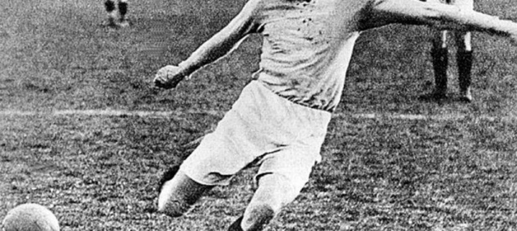 Матиас Синделар
Синделар е човекът, който през 20-те и 30-те години превръща футбола в тактическа игра. Австриецът се отличава от тогавашните футболисти, които са колкото се може по-яки и силни и заради крехката му фигура прякорът му е „Хартиения човек”. Заради техниката си на игра Синделар става най-добрият футболист в света и се смята за създател на ролята на играча с №10 в съвременния футбол.