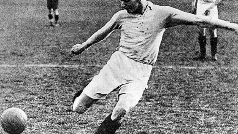 Матиас Синделар
Синделар е човекът, който през 20-те и 30-те години превръща футбола в тактическа игра. Австриецът се отличава от тогавашните футболисти, които са колкото се може по-яки и силни и заради крехката му фигура прякорът му е „Хартиения човек”. Заради техниката си на игра Синделар става най-добрият футболист в света и се смята за създател на ролята на играча с №10 в съвременния футбол.