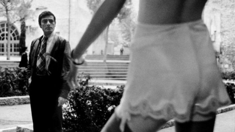 7. Мъжът, който обичаше жените, L homme qui aimait les femmes (1977)
Филмът е перфектната анти-донжуановска история. За Бертран Моран (изигран грандиозно от Шарл Дене) жената е центърът на вселена от обсесии и страсти, той желае всички жени. В един момент решава да публикува роман за похожденията си. За мен това е най-добрият филм на Франсоа Трюфо, заедно с „Последното метро“ и „Асансьор за ешафода“. 
И тук годините личат в сценографията, но това не е толкова важно. Героят на Шарл Дене прилича много на самия Трюфо, типично за неговите филми. Достатъчно е да гледате филмите му, за да разберете колко важна роля играе „Жената“ и нейната любов. Към този филм изпитвам особена привързаност.