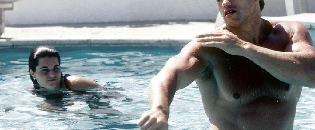 В басейна на къщата си с приятелката си Мария Шрайвър през май, 1979 година.
