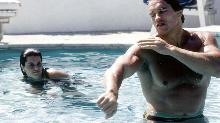В басейна на къщата си с приятелката си Мария Шрайвър през май, 1979 година.