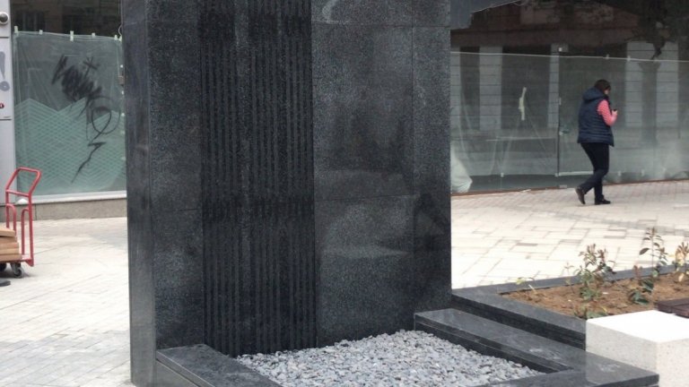 Според Фандъкова "тази стена не се вписва", защото площадното пространство е малко, а стената е доста голяма