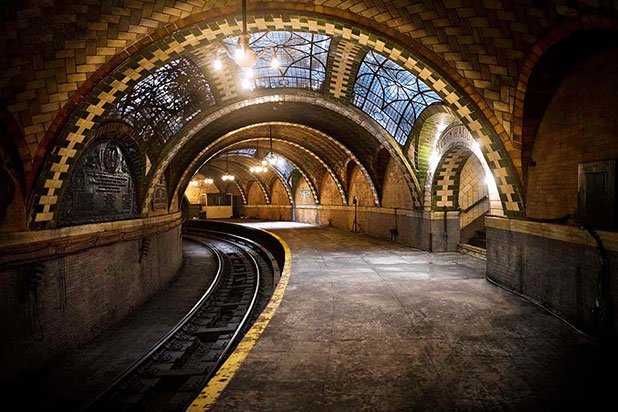 Тази красиво проектирана метростанция се намира под  City Hall в Ню Йорк. Станцията е била затворена през 1945 г. и поради съображения за сигурност като цяло остава затворена, с изключение на случайни ексклузивни турове